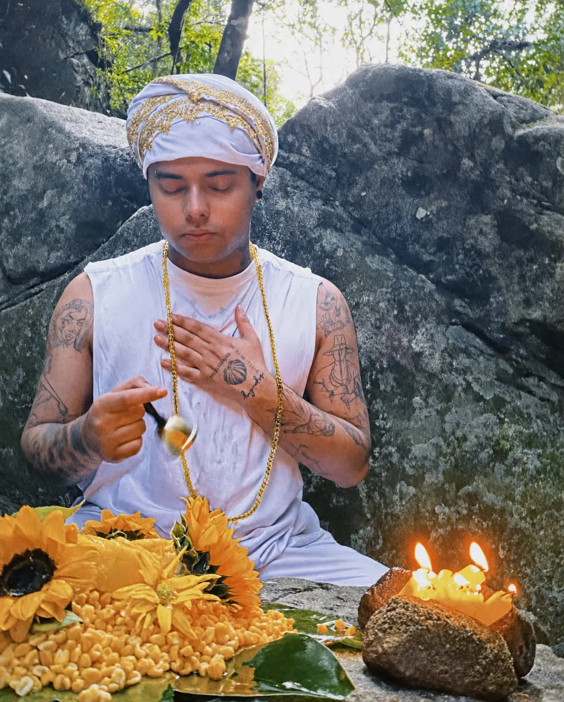 Léo Paim durante um momento de conexão espiritual